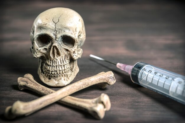 Menschlicher Schädel und gekreuzter Knochen Drogenabhängiger Konzept