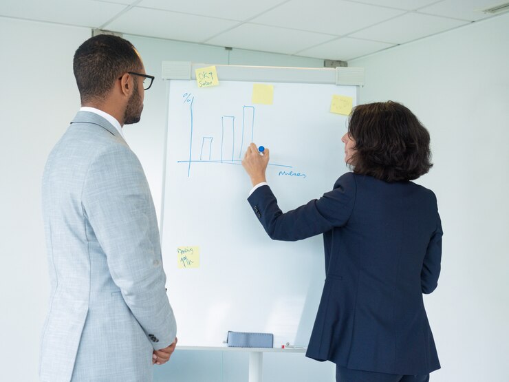 Kostenlose Foto mentor, der neulingen die statistik erklärt