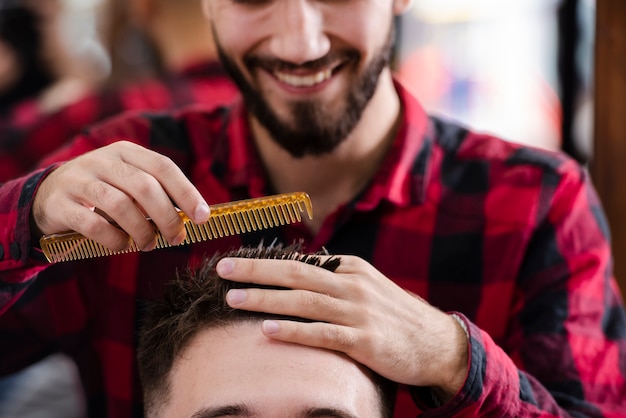 Messendes Haar des Friseurs bevor dem Schnitt