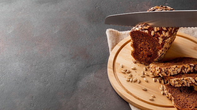 Messer, das Brot mit Samen schneidet