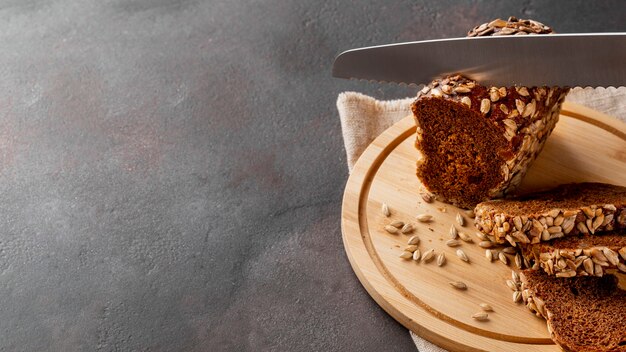 Messer, das Brot mit Samen schneidet