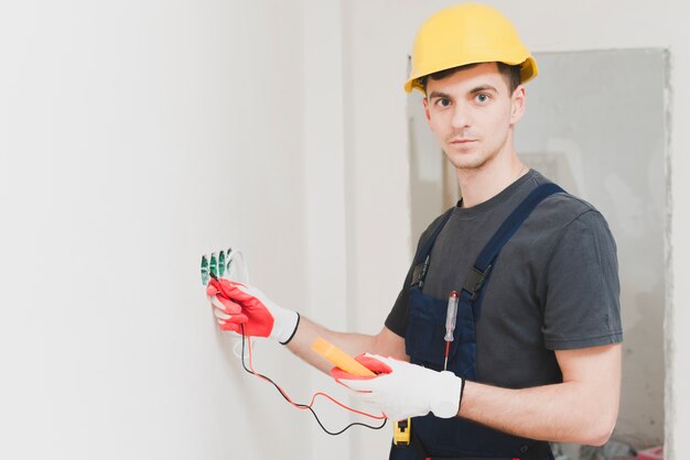 Messinstrument des jungen Heimwerkers Spannung