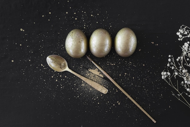 Metallische Eier nahe Bürste und Löffel