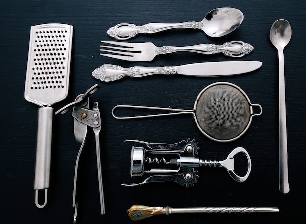 Metallische Kochausrüstung auf Küchentheke