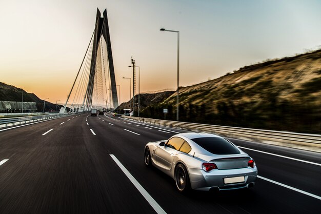 Metallischer Farbsportwagen auf der Brücke.