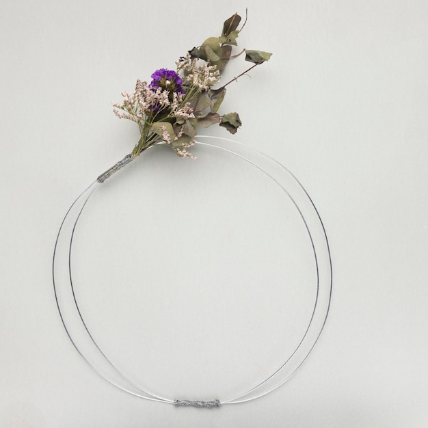 Metallischer Rahmen des Blumenblumenstraußes auf grauem Hintergrund