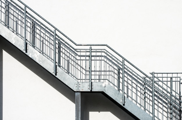 Metalltreppen an einer weißen Gebäudewand