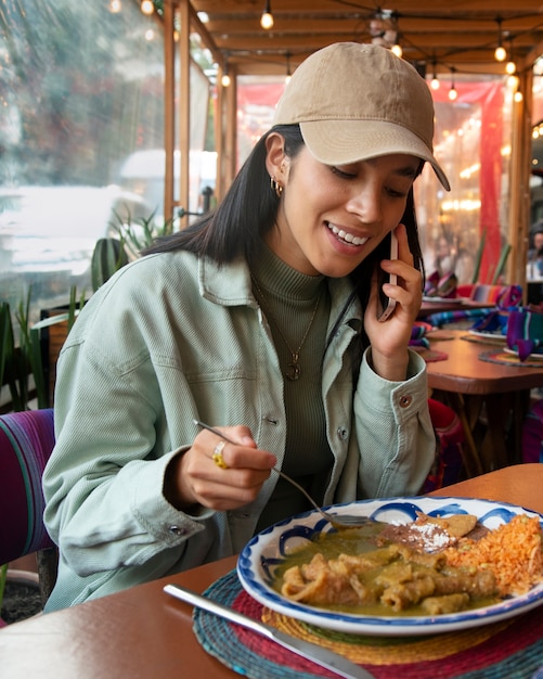 Mexikanerin mit mittlerem Schuss, die Ranchero-Essen isst