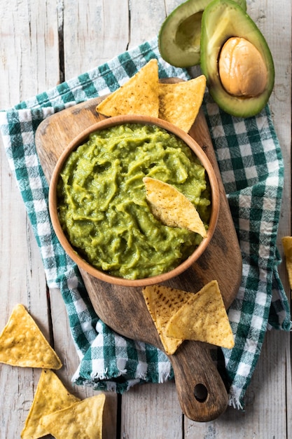 Kostenloses Foto mexikanische guacamole mit nacho-chip in holzschale