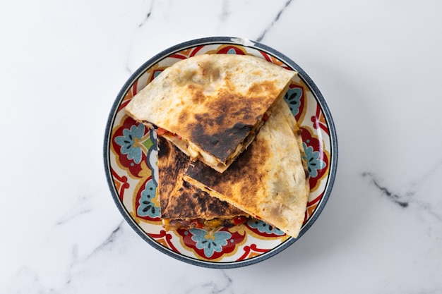 Kostenloses Foto mexikanische hühnchen-quesadillas mit käse und paprika auf weißem marmor