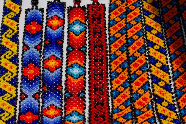 Mexikanische Kultur mit bunten Armbändern