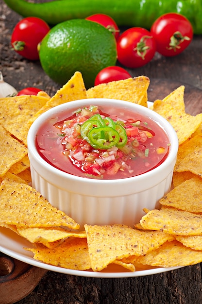 Kostenloses Foto mexikanische nacho-chips und salsa tauchen in eine schüssel