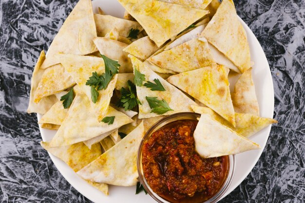 Mexikanische Nachos mit scharfer Soße