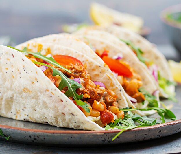 Mexikanische Tacos mit Rindfleisch, Bohnen in Tomatensauce und Salsa