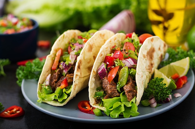 Mexikanische Tacos mit Rindfleisch in Tomatensauce und Salsa