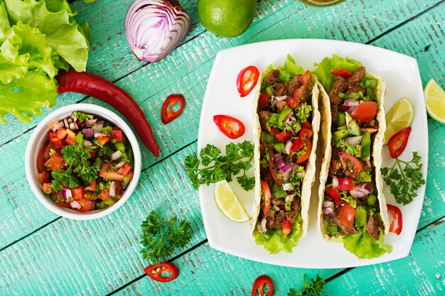 Mexikanische Tacos mit Rindfleisch in Tomatensauce und Salsa