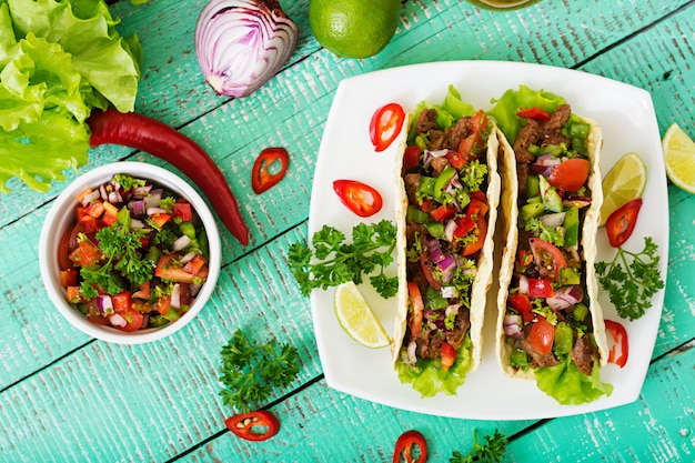 Mexikanische Tacos mit Rindfleisch in Tomatensauce und Salsa