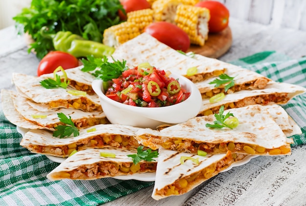 Kostenloses Foto mexikanischer quesadilla-wrap mit hühnchen, mais, paprika und salsa