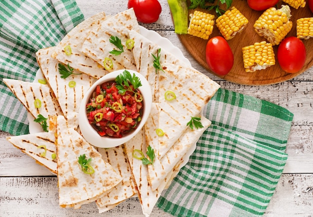 Mexikanischer Quesadilla-Wrap mit Hühnchen, Mais, Paprika und Salsa