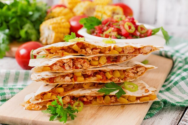 Mexikanischer Quesadilla-Wrap mit Hühnchen, Mais, Paprika und Salsa