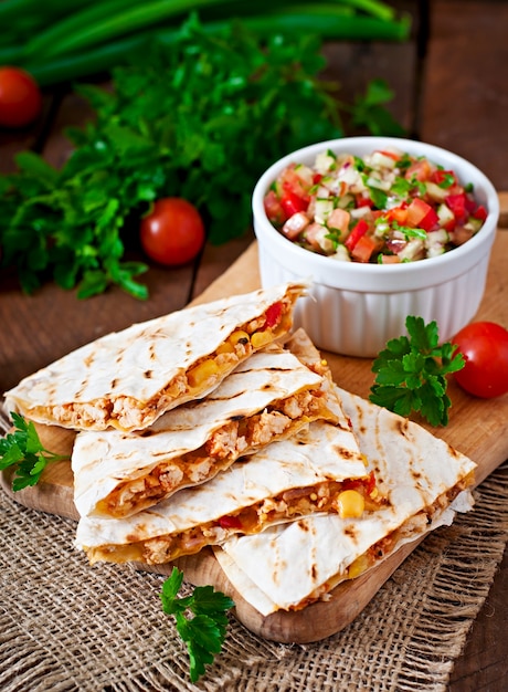 Mexikanischer Quesadilla-Wrap mit Hühnchen, Mais, Paprika und Salsa