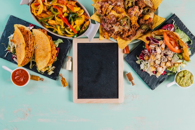 Mexikanisches Lebensmittel über Tafel auf blauem Hintergrund