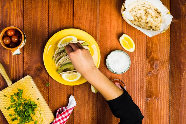 Mexikanisches Nahrungsmittelkonzept mit Tacos auf Platte