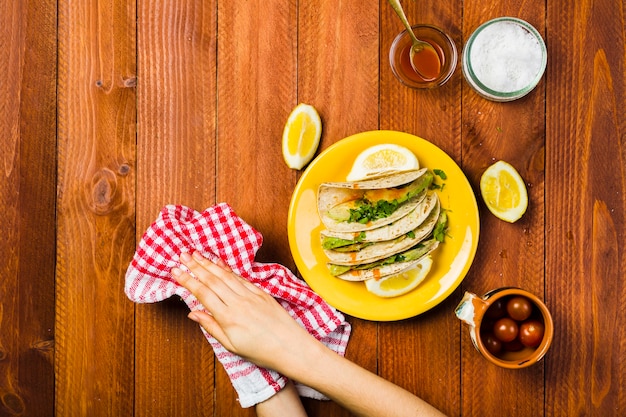 Mexikanisches Nahrungsmittelkonzept mit Tacos auf Platte