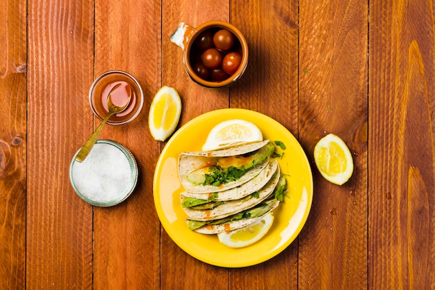 Mexikanisches Nahrungsmittelkonzept mit Tacos auf Platte
