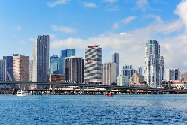 Miami-Wolkenkratzer mit Brücke über dem Meer am Tag.