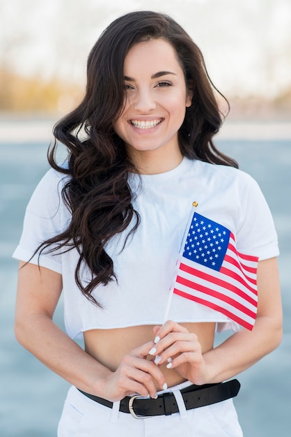 Mid Shot Frau hält USA Flagge und lächelt