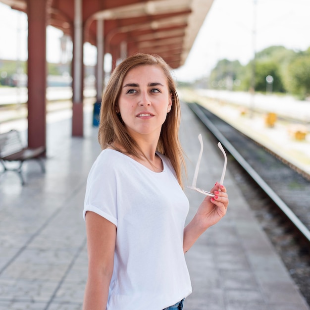 Kostenloses Foto mid shot frau im bahnhof