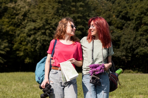 Mid Shot Frauen stehen auf dem Feld