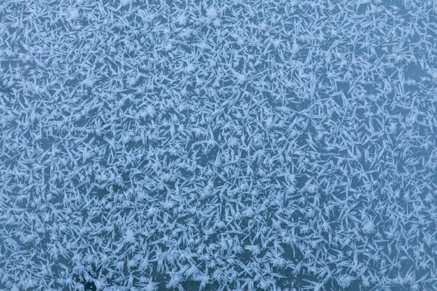 Mikrofotografie von gefrorenen Schneeflocken auf dem Eis, perfekt für den Winter