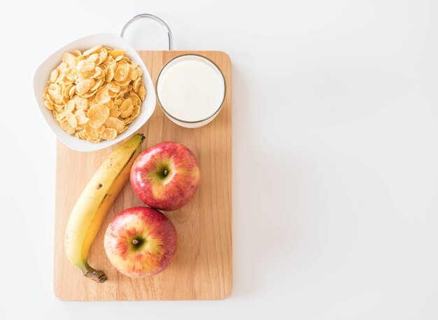 Milch, Apfel, Banane und Cornflakes