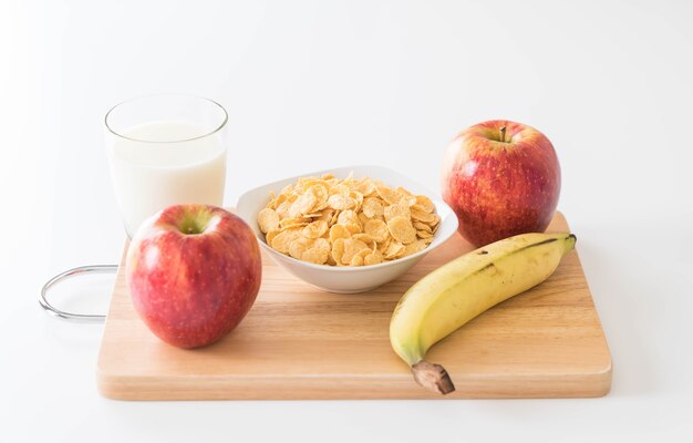 Milch, Apfel, Banane und Cornflakes