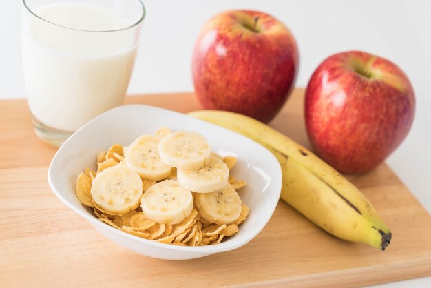 Milch, Apfel, Banane und Cornflakes