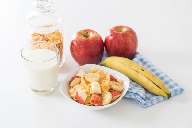 Milch, Apfel, Banane und Cornflakes