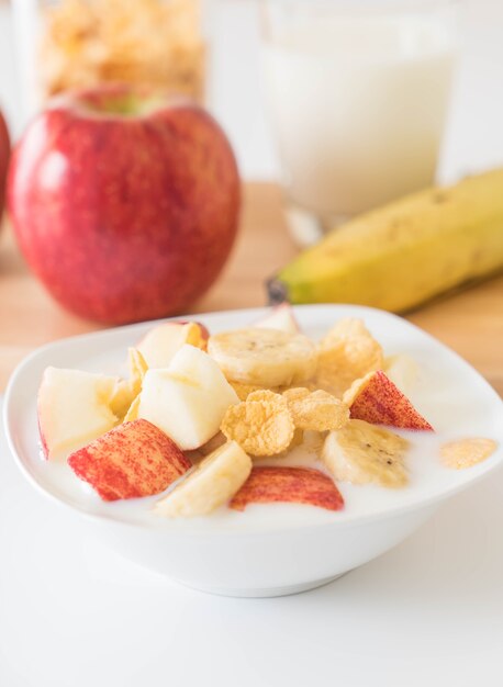 Milch, Apfel, Banane und Cornflakes