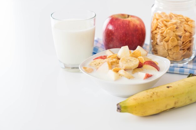 Milch, Apfel, Banane und Cornflakes