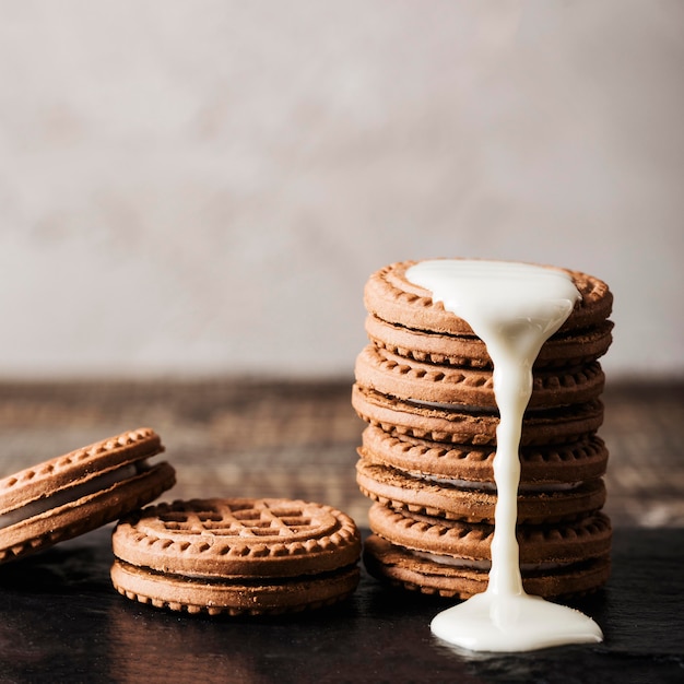 Milch auf köstliche Kekse