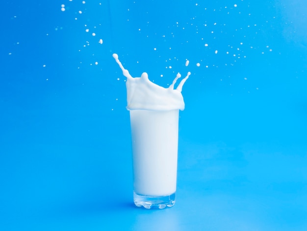 Milch aus dem glas gießen