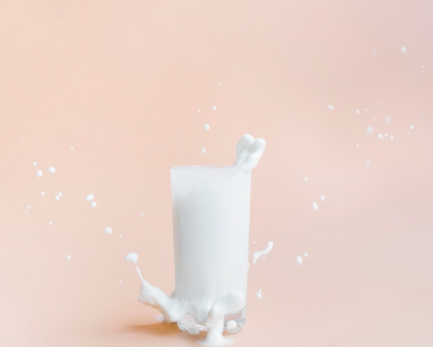 Milch aus dem Glas gießen