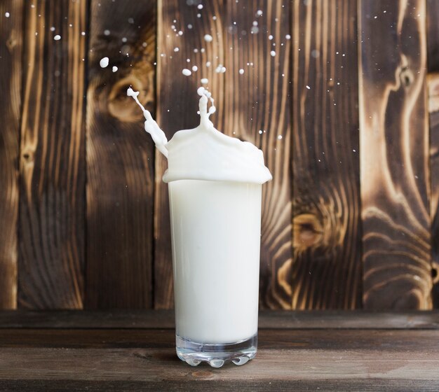 Milch aus dem Glas gießen