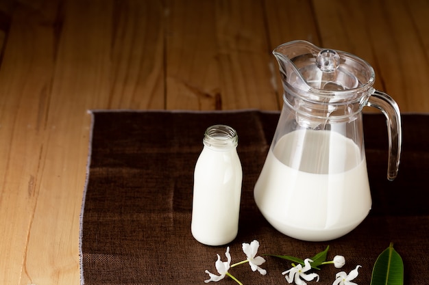 Milch gesunde Milchprodukte auf dem Tisch