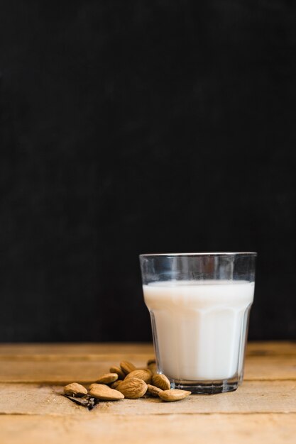 Milch im Glas mit Nüssen