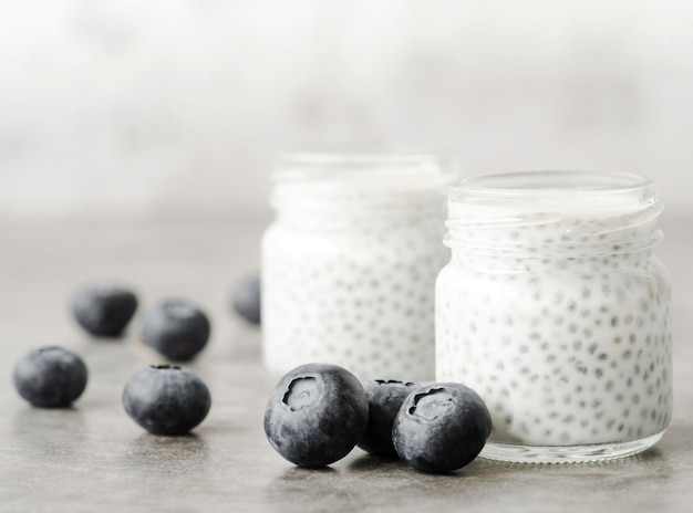 Milch in Gläsern und Blaubeeren