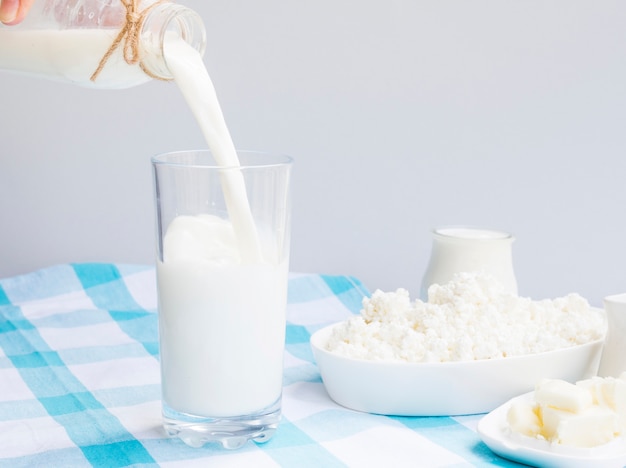 Milch, Joghurt und Hüttenkäse