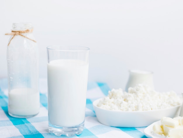 Milch, Joghurt und Hüttenkäse