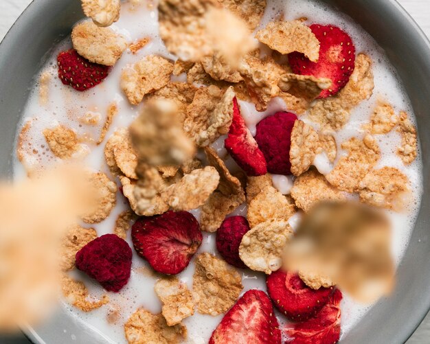 Milch mit Müsli und getrockneten Himbeeren